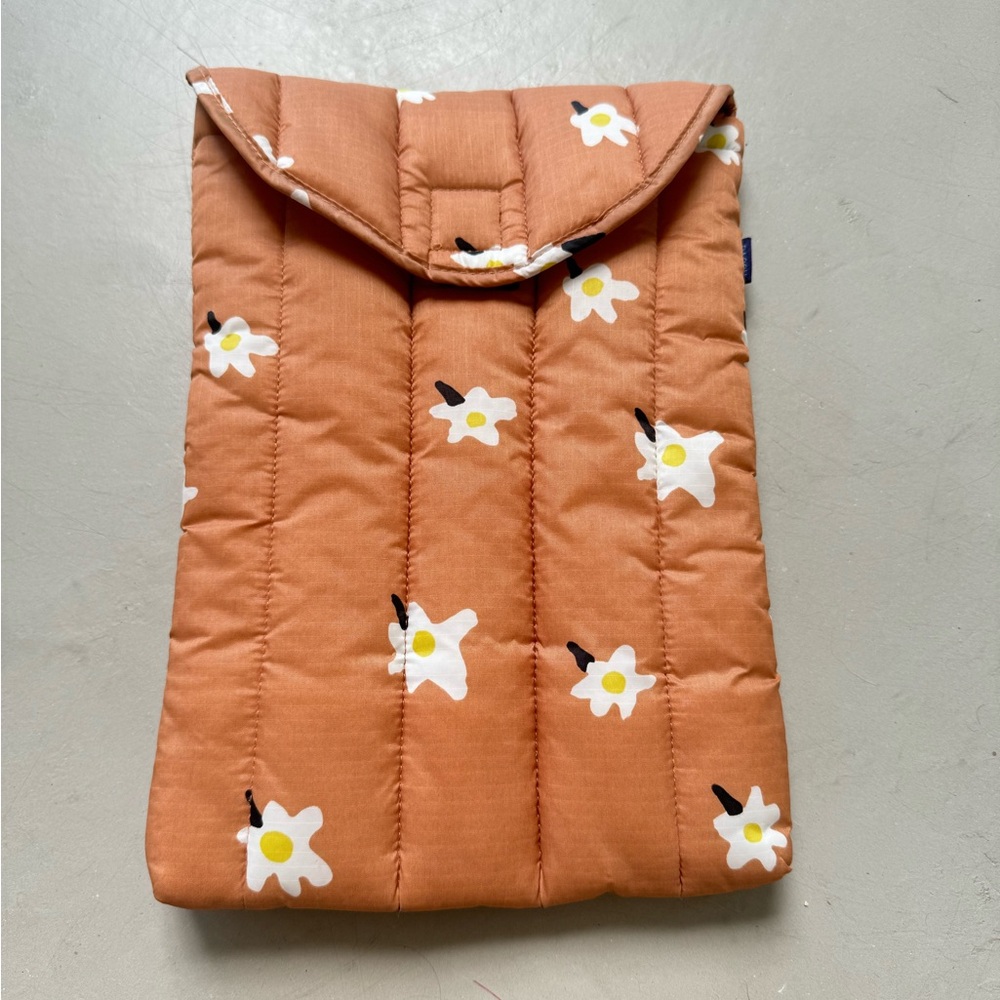 Baggu Puffy Laptop IPad Slevve 13" — Fun fried eggs print